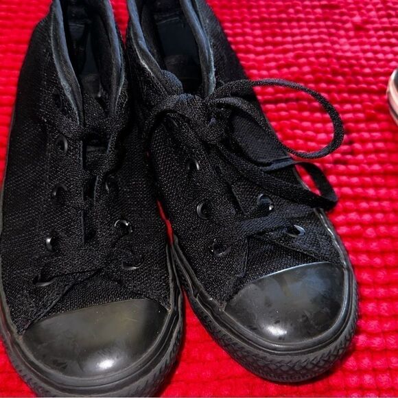 CHUCK Taylor’s in black on black hi tops sz 2 - Picture 1 of 4